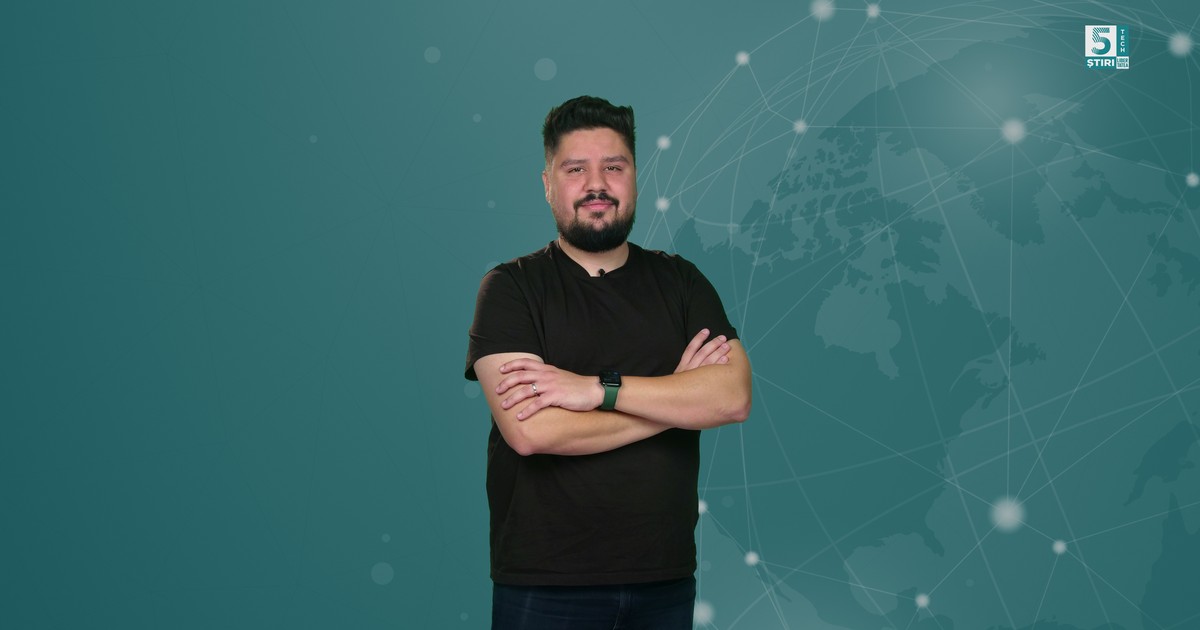 Claudiu Râpan, gazda rubricii 5 știri Tech by Libertatea, îmbrăcat într-un tricou negru, pe un fundal verde.