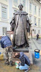 muzeografii sibienii au curăţat statuia vandalizată.