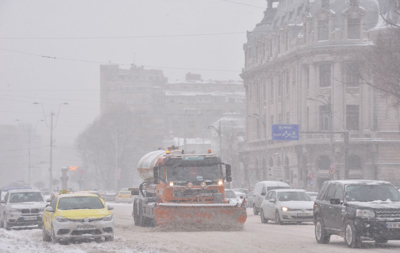 Cod galben de ninsori în 15 județe și București. Frig și strat de zăpadă până joi dimineața