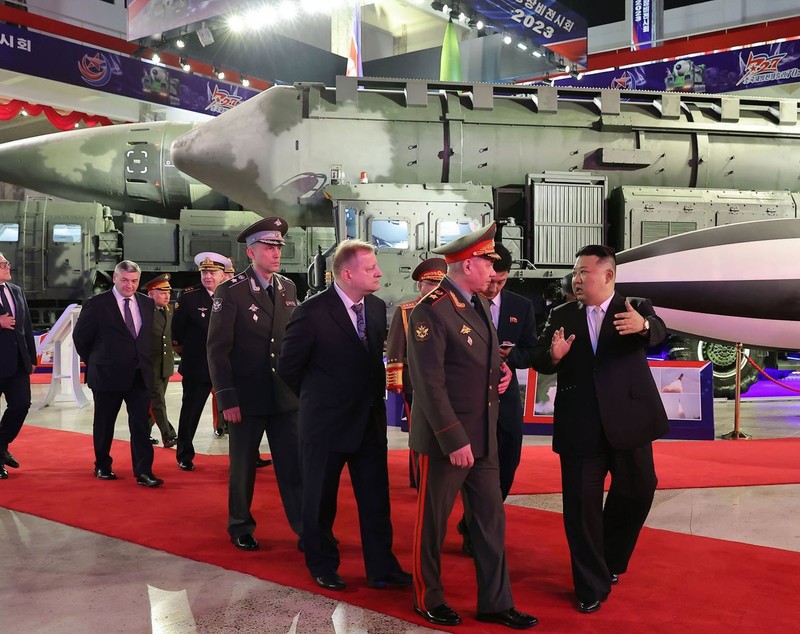 Kim Jong-un l-a dus pe Șoigu la o expoziție de armament, unde i-a arătat rachetele balistice interzise