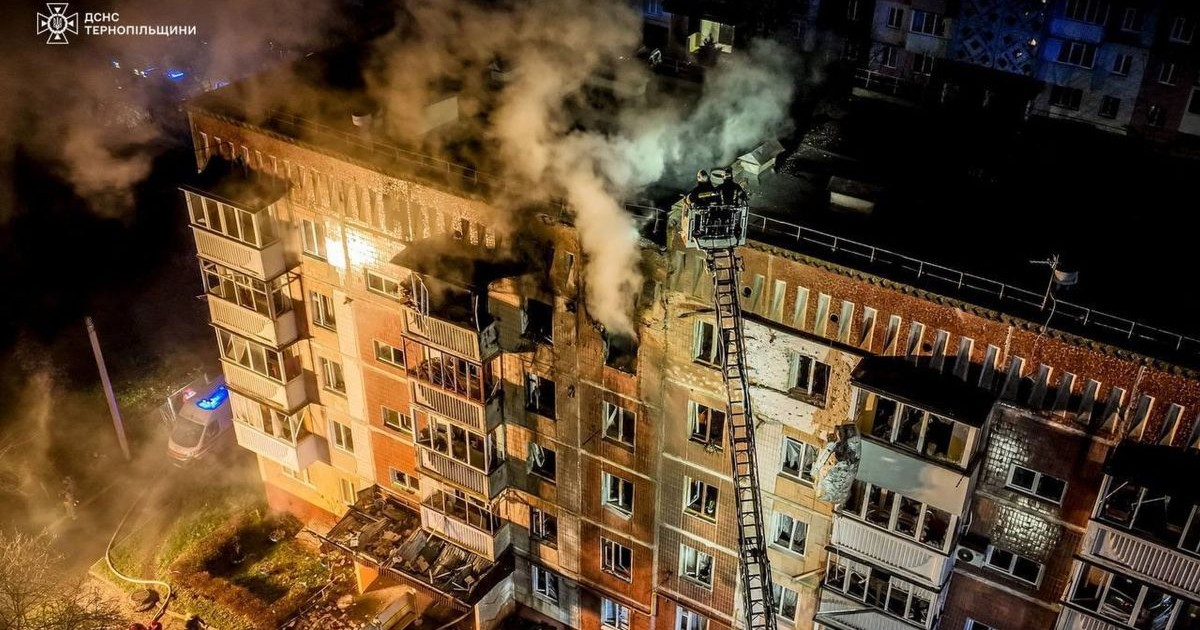 Drone rusești care provoacă explozii. Se observă fum și foc dintr-o clădire