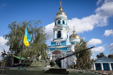 În plin război cu Rusia doar 4% dintre ucraineni au declarat că au o legătură spirituală cu Biserica Ortodoxă Ucraineană, subordonată până recent Patriarhiei de la Moscova. Foto: Catedrala Înălțării din Izium / Profimedia