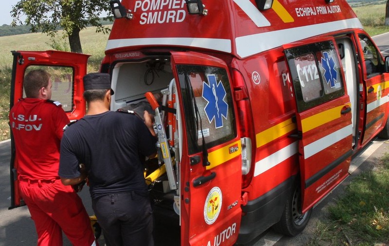 A omorât un om şi a rănit alţi doi după ce a a intrat cu maşina într-o staţie de autobuz