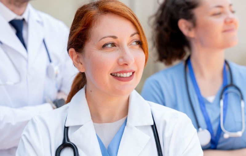 Paradoxul Sănătății în 2026: România își alungă „Arhitecții” sistemului medical. De ce vor să plece în străinătate 70% dintre tinerii specialiști în sănătate publică