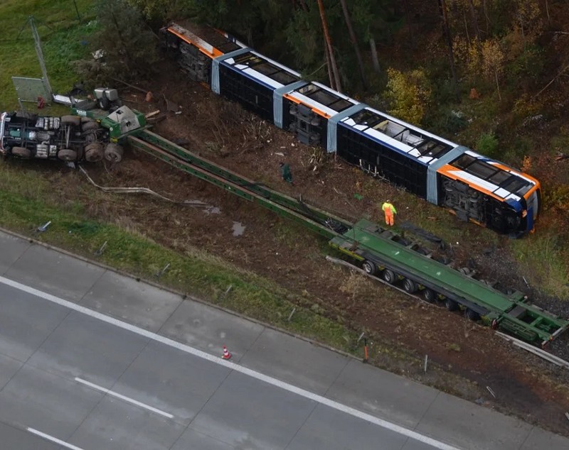 Un camion care transporta un tramvai de 42 de metri s-a răsturnat pe marginea autostrăzii, în Germania. Pagube de 2,5 milioane de euro