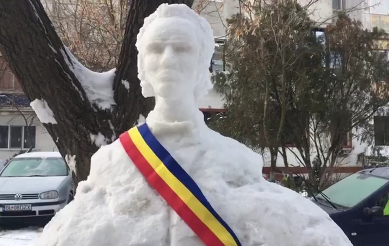 Bustul lui Mihai Eminescu, sculptat în zăpadă de un pensionar din Galați. "Mulţi copii habar nu au cine a fost Eminescu"