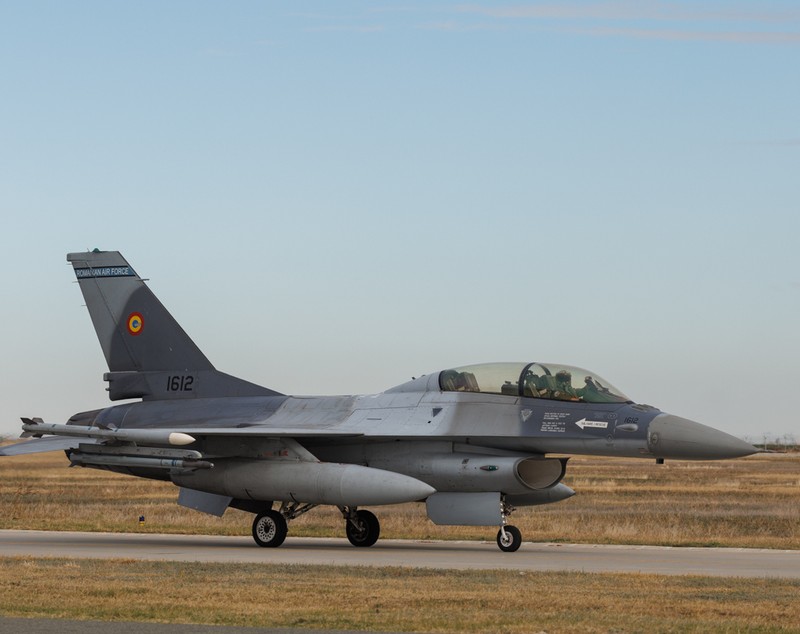 Ministrul Apărării: „Piloţii români au început pregătirea în cadrul Centrului European de Instruire F-16 de la Feteşti”