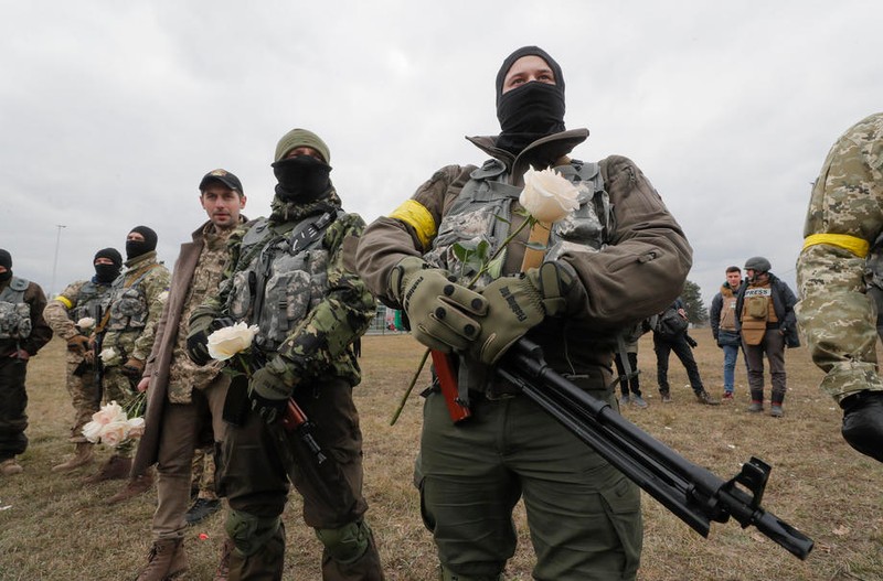 Alaiul de nuntă - soldați înarmați cu arme și flori - foto EPA