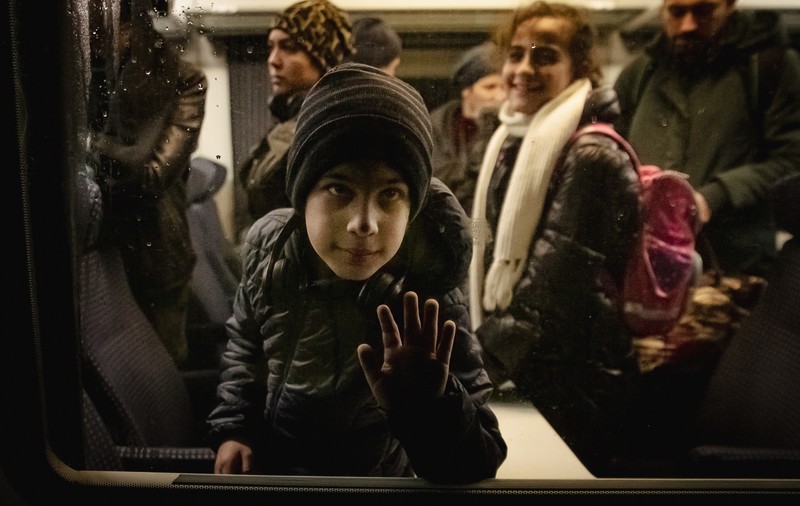 REPORTAJ. În timp ce guvernul din Baku a absentat la ONU la votul pentru oprirea războiului, 1.000 de refugiați azeri au trecut prin România apărându-și viața și copiii
