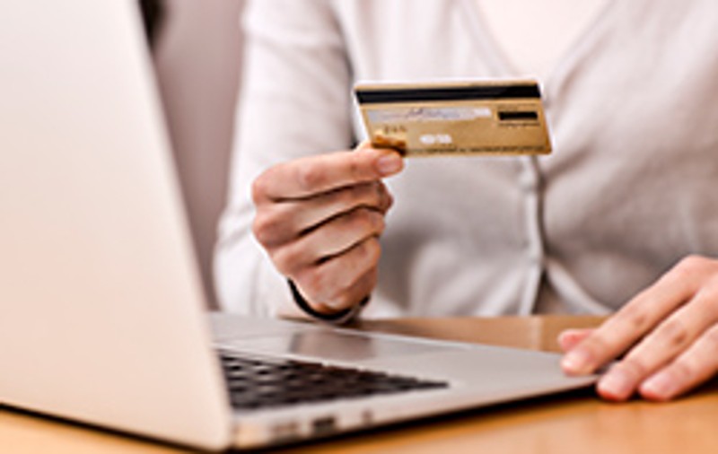 Românii preferă SĂ STEA LA COZILE DE LA GHIȘEE ca să plătească facturile. Doar 7% le achită online, de  acasă 