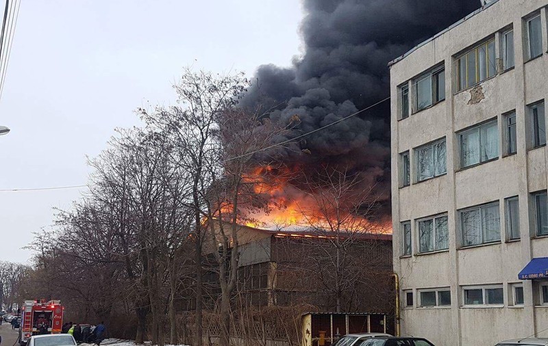 Incendiu puternic în Botoșani. Pericol de explozie GALERIE FOTO