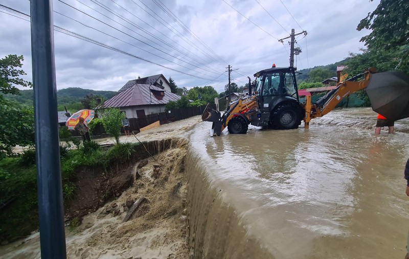 O comună din Prahova a fost lovită de viituri de patru ori într-o lună. Primar: „Ne-a terminat”