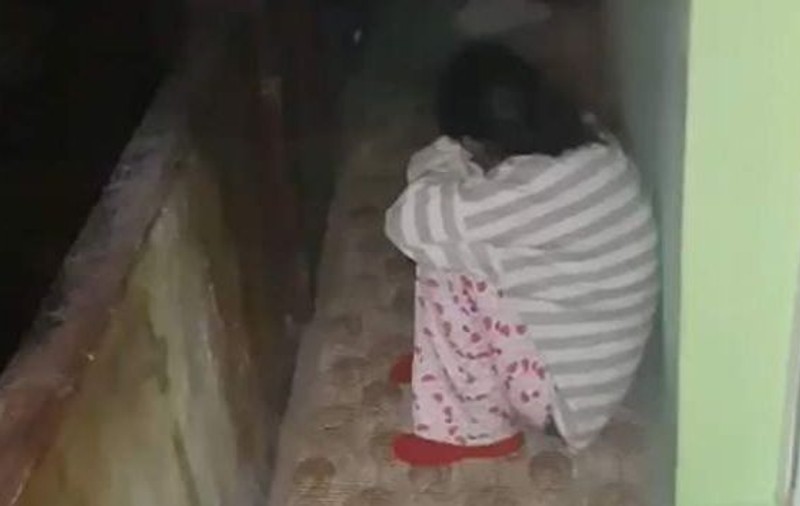 Femeia bătută și sechestrată de concubin, forțată să jure că nu l-a înșelat! Umilințele au fost filmate / VIDEO