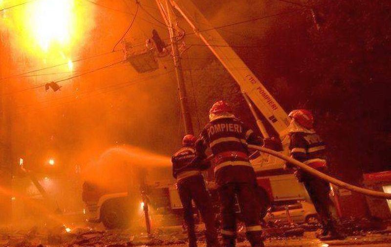 Incendiu devastator în Slobozia! Zeci de oameni evacuaţi de pompieri