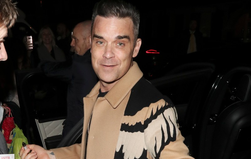 Robbie Williams și-a înfuriat fanii în noaptea de Revelion. Ce gest urât a făcut artistul