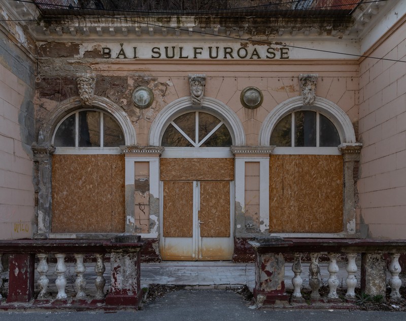 Cum au dispărut ornamentele din Baia Neptun de la Herculane, pe care un grup de tineri încearcă să o salveze. „Dacă te uiți prin oraș, o să le vezi montate pe case, pe balcoane”