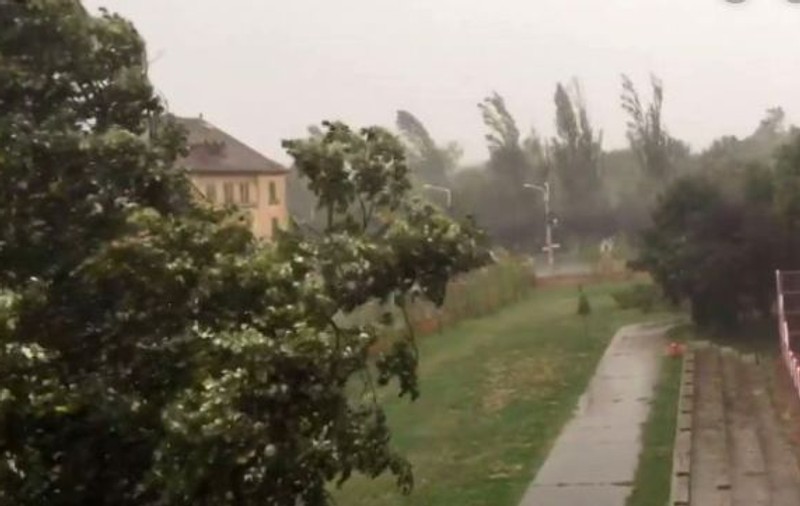 Cod roșu de furtuni pentru județul Cluj, emis de meteorologi duminică seară