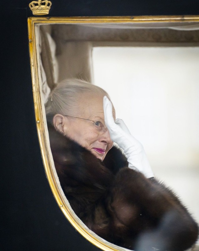 Regina Margrethe a II-a a Danemarcei a făcut, în plin ger, ultima plimbare cu trăsura prin Copenhaga, în calitate de suverană