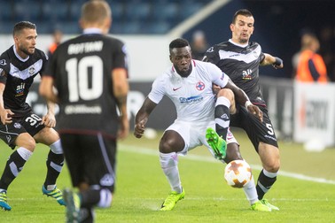 epa06232821 Vladimir Golemic (R) of Lugano in action against Harlem Gnohere (C) of Steaua during the UEFA Europa League group G soccer match between FC Lugano and FC Steaua Bucharest in Lucerne, Switzerland, 28 September 2017. EPA-EFE/URS FLUEELER