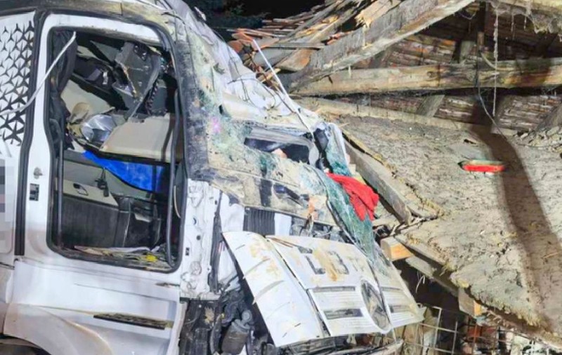 Victoria a scăpat după ce un camion de 30 de tone a intrat în dormitorul ei și l-a dărâmat: „Parcă a picat o bombă peste casă. Un miracol că a supraviețuit fără nimic rupt”