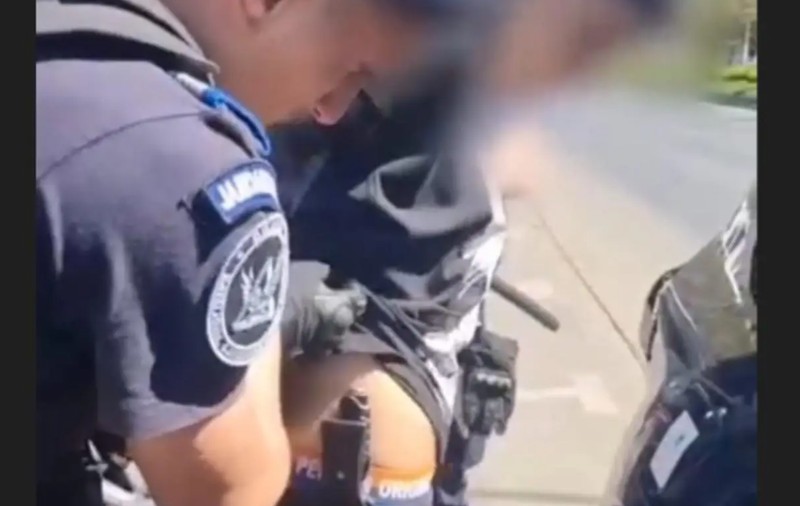 Un tânăr din Arad a fost arestat preventiv după ce a atacat cu un briceag un elev, pe care l-a lovit ulterior cu piciorul în gură
