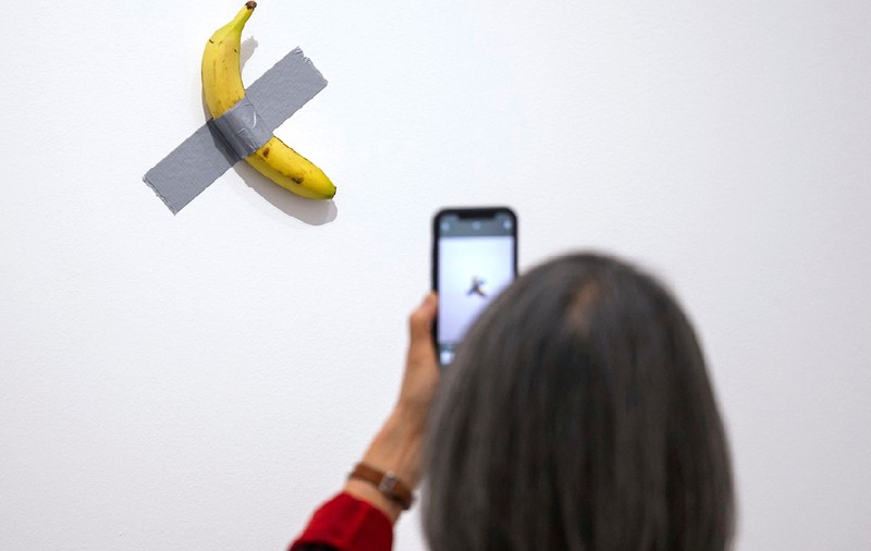 Cineva a mâncat banana de 6 milioane de dolari a artistului Maurizio Cattelan - din nou