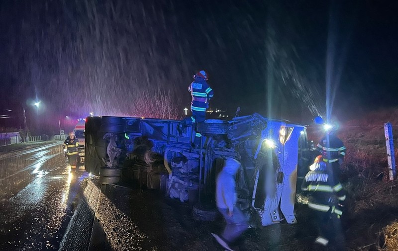 Un miniautocar cu șapte pasageri s-a răsturnat pe un drum din Suceava. Doi oameni, dintre care un copil, au ajuns la spital