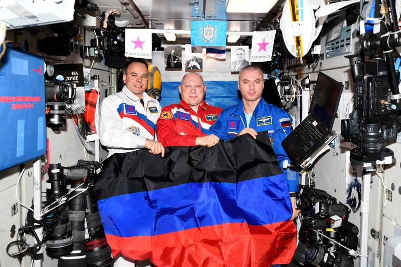 Cosmonauții ruși, cu steagul separatiștilor din Donețk. FOTO: Roscosmos