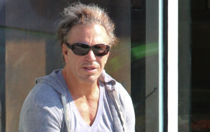 APARIŢIE BIZARĂ! MICKEY ROURKE i-a "ORBIT" pe TOŢI pe STRADĂ! | FOTO