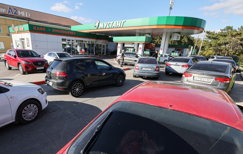 Cozi lungi și pompe goale. Criza benzinei și motorinei din Rusia, în imagini