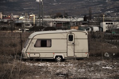 După peste 15 ani de locuit într-un bordei, în oraşul Huşi, judeţul Vaslui, rulota e un progres. Foto: Dumitru Angelescu / Libertatea