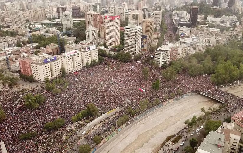 Santiago de Chile, paralizat de cel mai mare protest din istoria țării. Peste un milion de oameni au ieșit în stradă