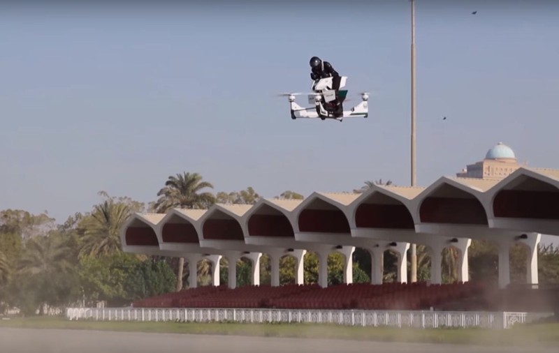 VIDEO | Motocicleta zburătoare, prezentată în Dubai. Cum s-a robotizat micul emirat