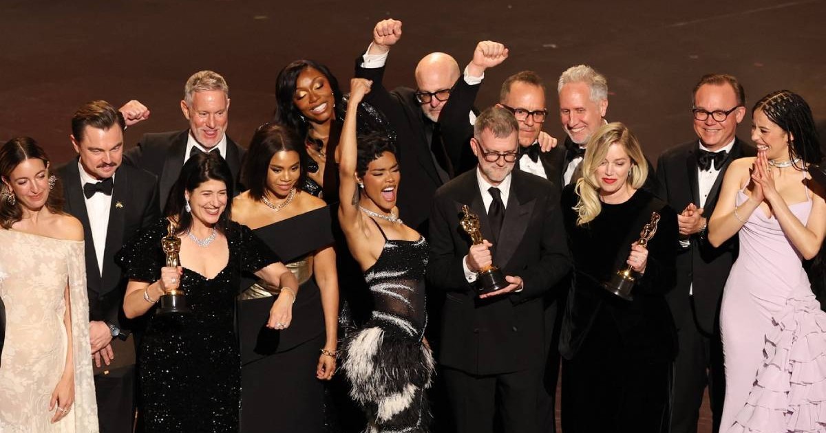 Makeup artist argentinian Florencia Martin, actriță americanăLeonardo DiCaprio, directoarea de casting americană Cassandra Kulukundis, actorul american James Raterman, rappera și actrița americană Shayna McHayle, actriță americanăRegina Hall, actriță americanăTeyana Taylor, director de imagine Michael Bauman, scenograf Anthony Carlino, producător executiv Will Weiske, regizor americanPaul Thomas Anderson, producător americanSara Murphyși actrița americană Chase Infiniti sărbătoresc premiul pentru cel mai bun film pentru filmul „One Battle After Another” pe scenă în cadrul celei de-a 98-a ediții anuale a Premiilor Academiei, la Teatrul Dolby din Hollywood, California, pe 15 martie 2026.
