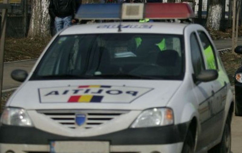 Poliţist bucureştean luat pe capota maşinii unor tâlhari