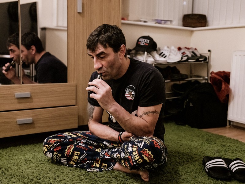 Vasile Bolohan în apartamentul său din Leeds, UK