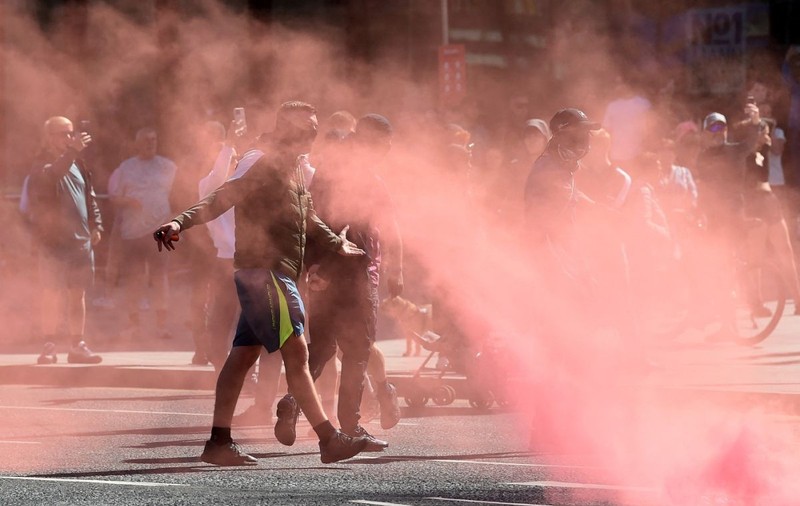 Conturi online străine, inclusiv ale trolilor ruși, sunt suspectate că alimentează protestele din Marea Britanie