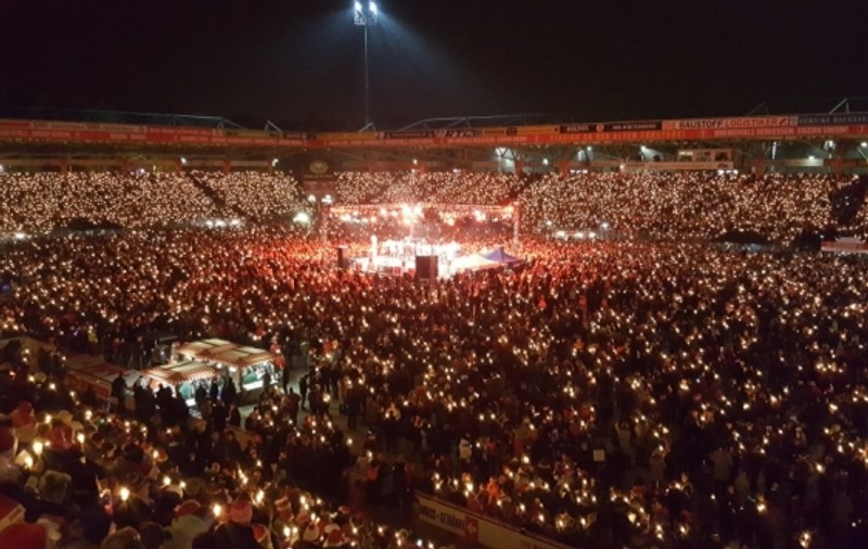Fanii lui Union Berlin au cântat colinde pe stadion în Ajun de Crăciun. Imagini unice / VIDEO