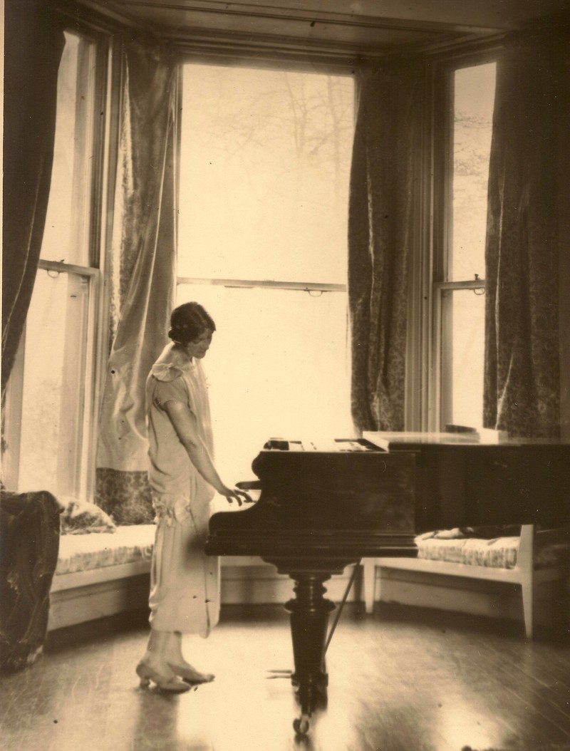 Vera Moore la pian, colecție privată, fotograf anonim