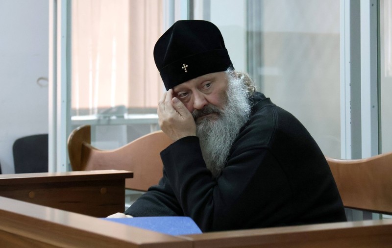 Mitropolitul ucrainean Pavlo Lebid, în arest la domiciliu, acuzat că susține războiul Rusiei. Percheziții și proteste la mânăstirea sa din Kiev