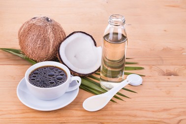 Ulei de cocos în cafea