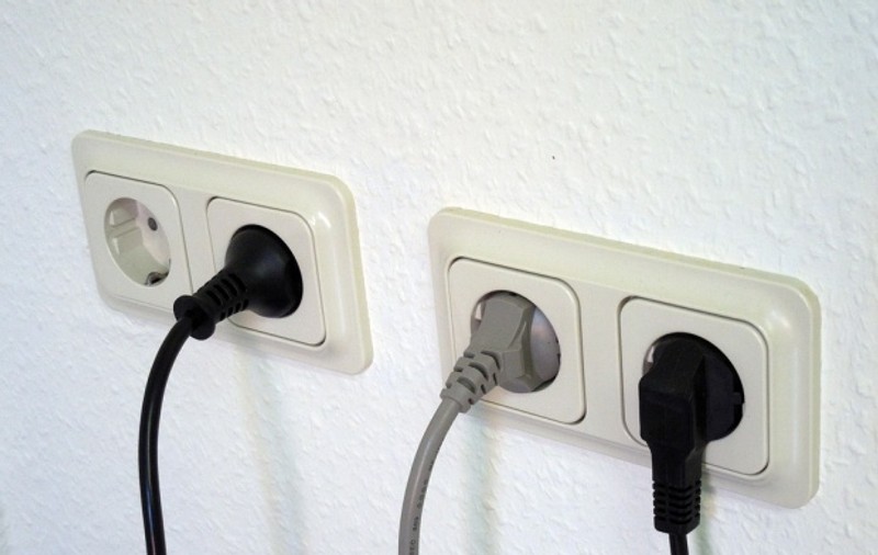 S-a electrocutat când a băgat televizorul în priză