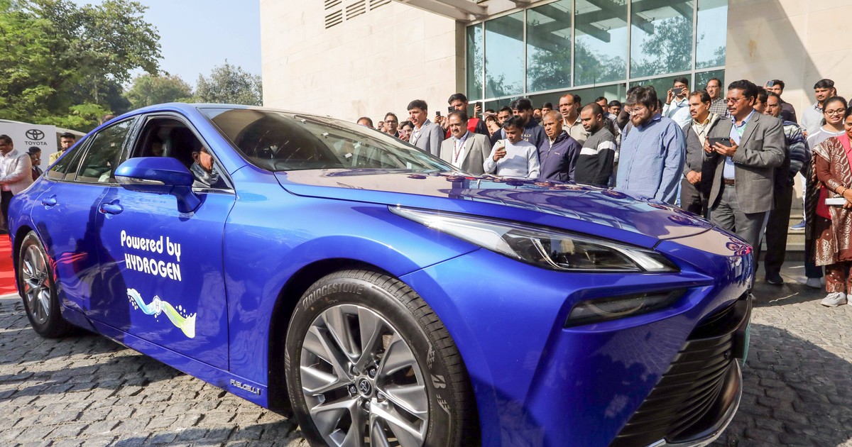 Toyota Mirai albastră