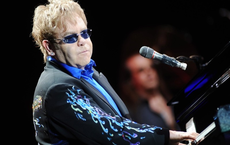 Elton John stă doar patru ore în România, dar are o mulţime de pretenţii 