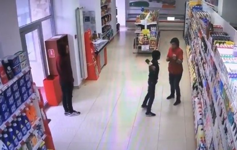 VIDEO/ O vânzătoare din Craiova a fost amenințată cu o sticlă de un hoț