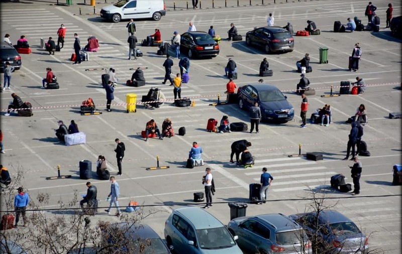 Distanțare socială pe Aeroportul Cluj, la o zi după scandalul cu aglomerația. Șase curse cu muncitori români decolează spre Germania