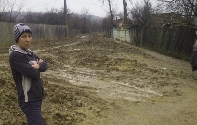 ”Sinistrați” în propriile gospodării din cauza nămolului de pe străzi