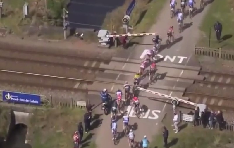 Cicliștii care au forțat trecerea cu barieră peste calea ferată vor fi dați în judecată de SNCFF / VIDEO