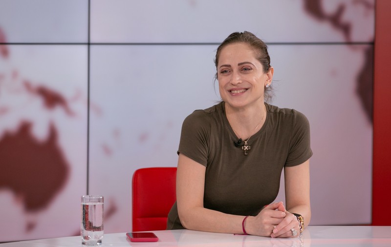 Irina, fiica lui Dem Rădulescu, strânge obiectul norocos la piept de fiecare dată când urcă pe scenă:  „Talismanul meu este o cruce primită de la tata”