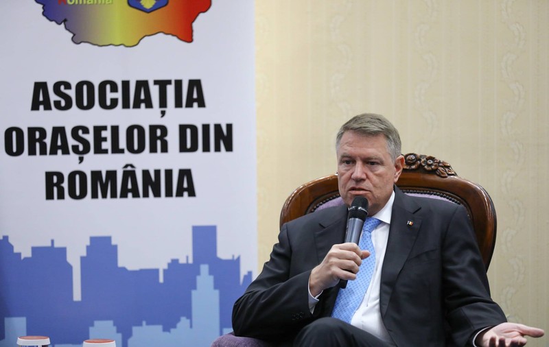 FOTO | Iohannis atacă PSD, la o întâlnire cu primarii de oraşe: "Nu doresc să se folosească bani europeni. Primarii, puşi în situaţia penibilă să stea cu mâna întinsă la Guvern"